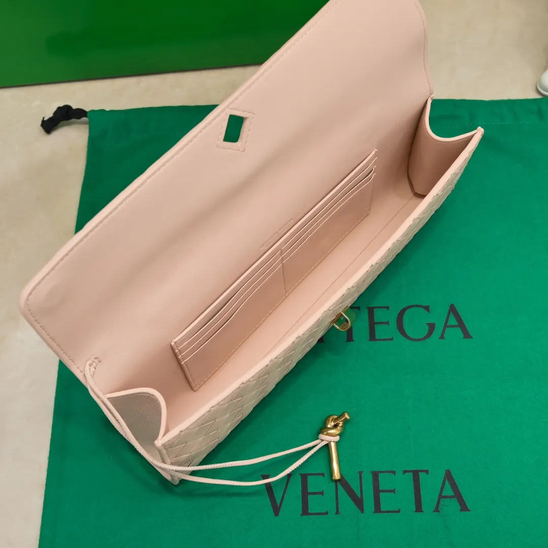 The batch of 1360 BV Andiamo evening handbags has been heavily planted again~ The designer aesthetics in the era of economic downturn are back. I fall in love with it at first sight and can't put it down. It's so beautiful and full of aura. The shape and texture are very competitive. It's light in weight and has sufficient capacity. It's a must-have for fashionistas. It's suitable for many occasions, minimalist, high-end and light luxury. Model No.: 741511 Size: 31*13*3cm